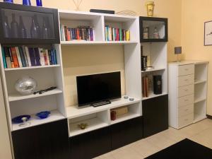 un estante de libros con un televisor. en La Terrazza en San Giovanni Valdarno