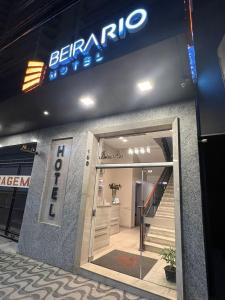 a entrance to a store with a sign above the door at Hotel Beira Rio in Teófilo Otoni