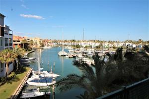 grupa łodzi zacumowanych w przystani w obiekcie New view Sotogrande Marina - Jungla del Loro w mieście Sotogrande