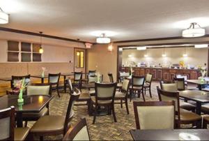 um restaurante com mesas e cadeiras num quarto em Quality Inn- Chillicothe em Chillicothe