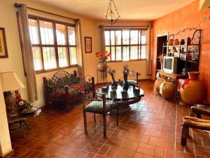 un soggiorno con tavolo e sedie di Apart-Hotel San Ignacio-Boutique 5 Estrellas a San Ignacio de Velasco