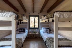 a bedroom with two bunk beds in a cabin at Cabañas Vista a Corralco in Malalcahuello