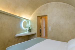 Postel nebo postele na pokoji v ubytování Oia Mansion