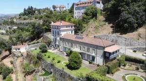 una vista aérea de una mansión en una colina en Casa dos Lagos - Braga, en Braga