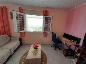 sala de estar con sofá y escritorio en Villa Sirius vue sur mer en Le Vauclin