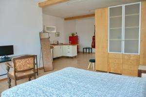 Schlafzimmer mit einem Bett, einem Schreibtisch und einem Stuhl in der Unterkunft Studio in Wehingen in Mettlach