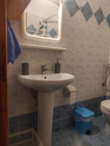 een badkamer met een wastafel en een spiegel bij Mata's House in Skiathos-stad