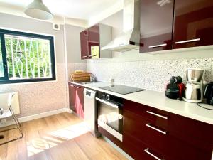 a kitchen with a sink and a stove top oven at Villa Côte d'Azur piscine privée in La Gaude