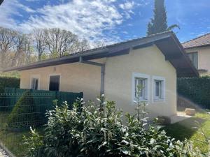 una pequeña casa con un arbusto delante de ella en Maison Time Break Jacuzzi - 4 étoiles en Thonon-les-Bains