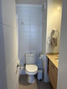 Baño pequeño con aseo y lavamanos en Apartamento nuevo en Centro de Viña del Mar, Parque Urbano, en Viña del Mar
