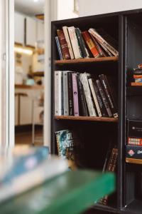 una estantería llena de libros en Hostel House 64Bigüa en El Calafate