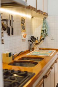 Una cocina o kitchenette en Hostel House 64Bigüa
