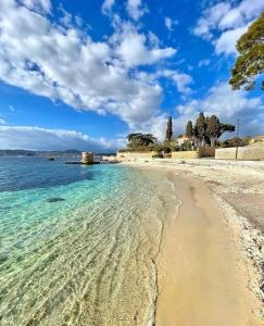 拉戈德的住宿－Villa Côte d'Azur piscine privée，一片拥有大海、蓝天和云的海滩