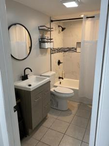 La salle de bains est pourvue d'un lavabo, de toilettes et d'une baignoire. dans l'établissement Modern 3 Bedroom Close to Downtown Chicago, à Chicago