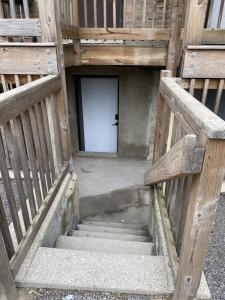 eine Holztreppe, die zu einer weißen Tür führt in der Unterkunft Modern 3 Bedroom Close to Downtown Chicago in Chicago