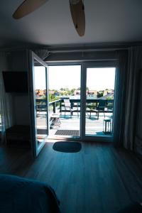 um quarto com uma grande porta de vidro e vista para um pátio em Apartment Meine em Meine