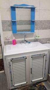 bagno con lavandino e specchio di Très belle appartement a Qusanṭīna (Costantina)
