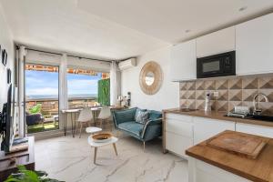 Кухня или мини-кухня в Vue mer 180° cocon à 7 min de la plage piscine AC
