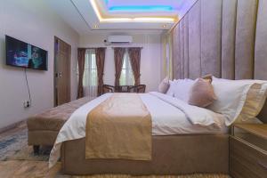 Giường trong phòng chung tại God's Touch Apartments Signature +20 ảnh