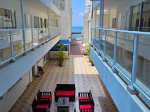 uma varanda vazia de um edifício com cadeiras e o oceano em Caribbean Island Hotel Piso 2 em San Andrés