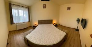 a bedroom with a bed and a large window at Pyky in Baia Mare