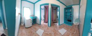 bagno con pareti blu e pavimento piastrellato. di Aitutaki Budget Accommodation ad Amuri Altre 25 foto