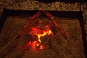 Un horno de ladrillo con fuego. en Bettei Fujiya en Miyajima