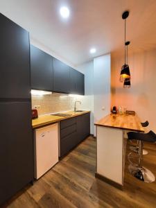O bucătărie sau chicinetă la Precioso estudio con dos ambientes
