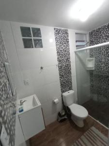 y baño con aseo, lavabo y ducha. en Residencial Garcia en Florianópolis