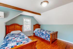1 dormitorio con 2 camas y ventana en Queen Anne, en Chatham