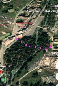 eine Karte eines Parkplatzes mit rosa Lichtern in der Unterkunft Appartamento ampio giardino adiacente piste sci in La Thuile