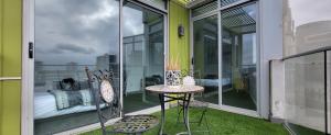 Habitación con balcón, cama y mesa. en Penthouse 3 bedroom 6 guests 2 bathrooms en Melbourne