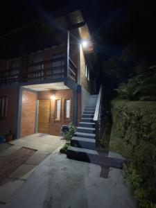 una casa con escaleras que conducen a un edificio por la noche en Casa Canela, en Canela
