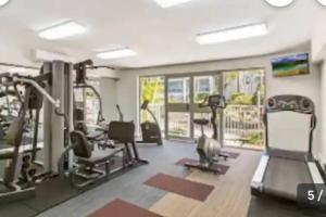 Fitness centrum a/nebo fitness zařízení v ubytování Studio King 314 at Alexandra Beach Resort