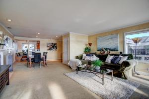un soggiorno con divano e tavolo di Four Bedroom Waterfront Home a Novato
