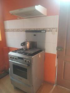 a kitchen with a stove with a pot on it at Jack Appart (departamento 2 cuartos y terraza) in Arequipa