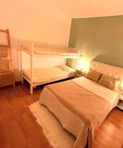 een slaapkamer met een bed en 2 stapelbedden bij Grace’s House, Ezeiza Airport in Monte Grande