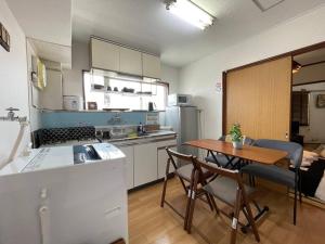 A kitchen or kitchenette at +Zen+Asakusa 8min/4pax/Direct access to 2 Airports