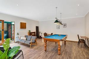 een woonkamer met een pooltafel en een bank bij City Edge Home From Home in Keswick