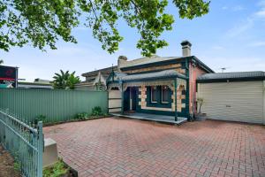 a house with a brick driveway in front of it at City Edge Home From Home in Keswick