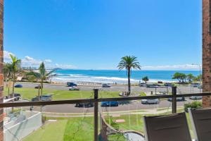 une vue sur la plage depuis le balcon d'un condo dans l'établissement 2 bedrooms 2 baths with balcony and ocean views, across from ocean, à Alexandra Headland