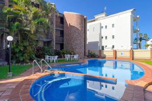 une piscine devant un bâtiment dans l'établissement 2 bedrooms 2 baths with balcony and ocean views, across from ocean, à Alexandra Headland