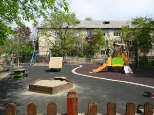 um parque infantil num parque com uma área recreativa em Pyky em Baia Mare
