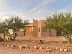 een huis in de woestijn met bomen ervoor bij Desert Ranch Home 3 Bedroom + Equine Facility in Vail