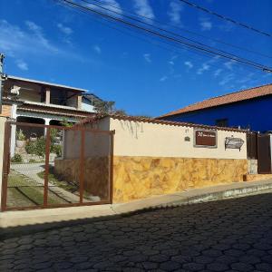 een gebouw met een poort ervoor bij Casa para Aluguel de Temporada - Carrancas MG in Carrancas