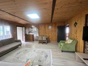 كاي سويت في أوزونغول: غرفة معيشة مع أريكة وطاولة