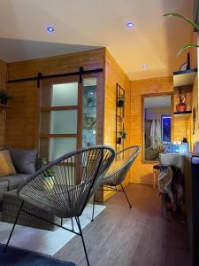 een woonkamer met 2 stoelen en een bank bij Cense AB in Saint-Amand-les-Eaux