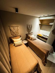 Zimmer mit 2 Betten in einem Zimmer in der Unterkunft Apartamento Vila do Lago in Mata de Sao Joao