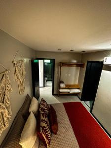 ein Wohnzimmer mit einem Sofa und einem Bett in der Unterkunft Apartamento Vila do Lago in Mata de Sao Joao