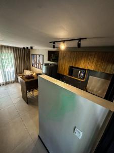ein Wohnzimmer mit einer Küche und einem Sofa in der Unterkunft Apartamento Vila do Lago in Mata de Sao Joao